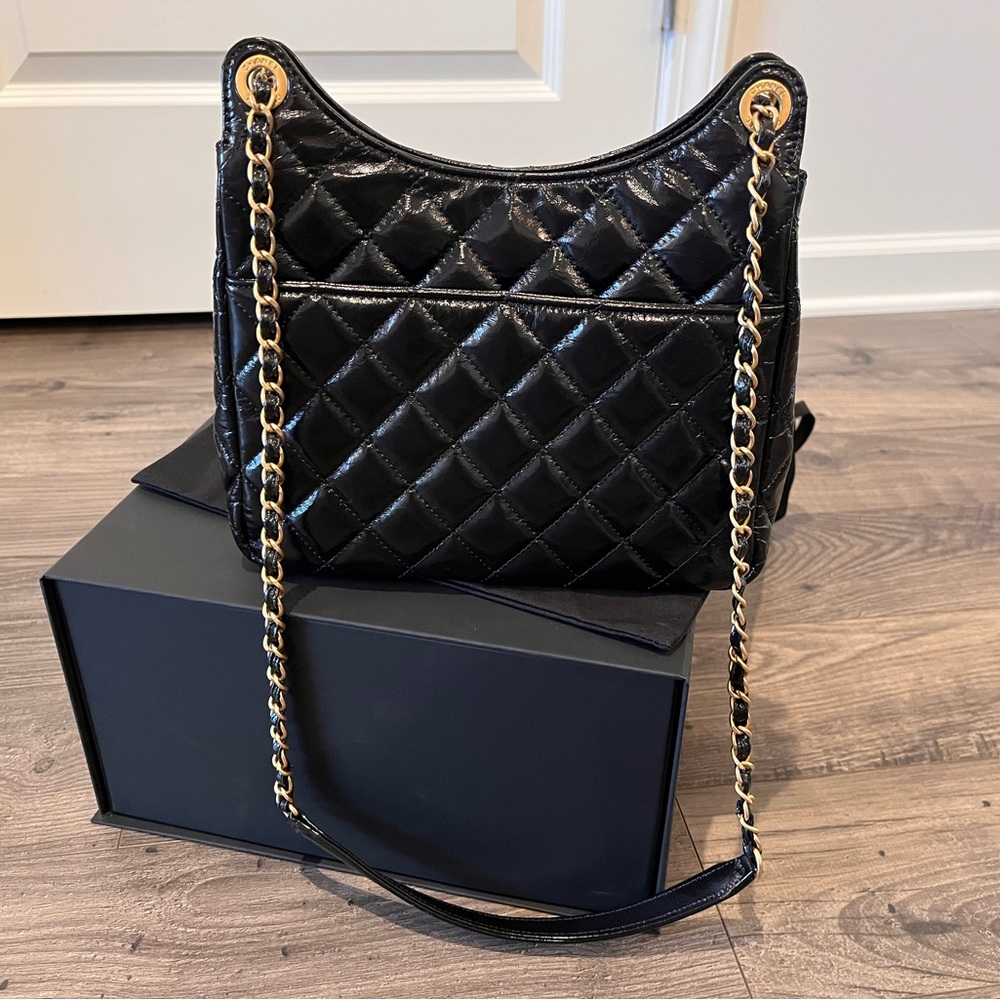 Chanel 2024 Small Wavy CC Hobo Black - Picture 2 of 6